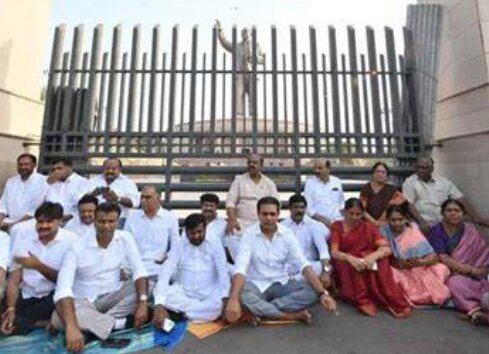 BRS Protests Over ₹12,000 Crore Fee Dues